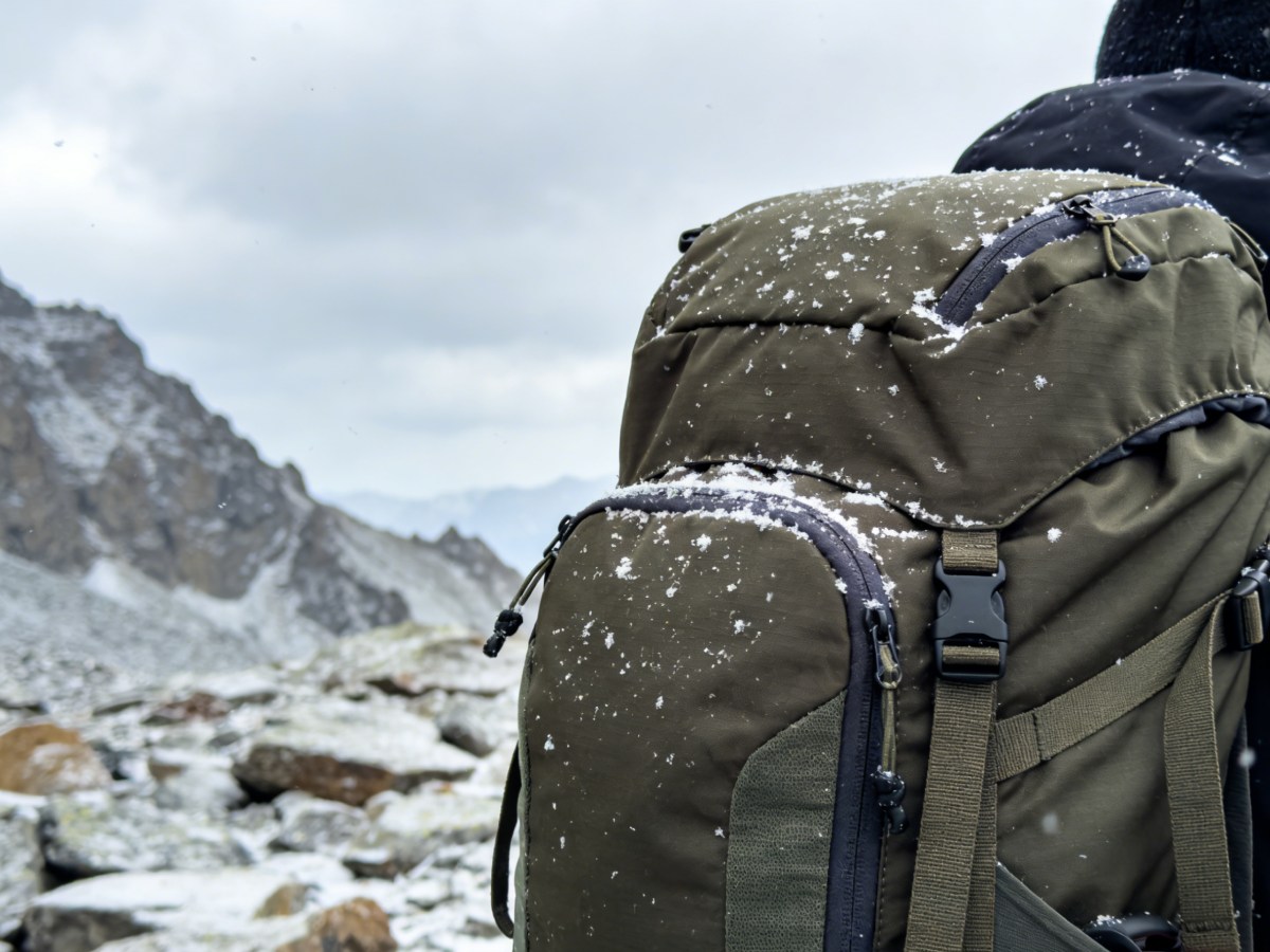 hiking backpack materyal nga performance sa bugnaw nga panahon uban sa snow exposure
