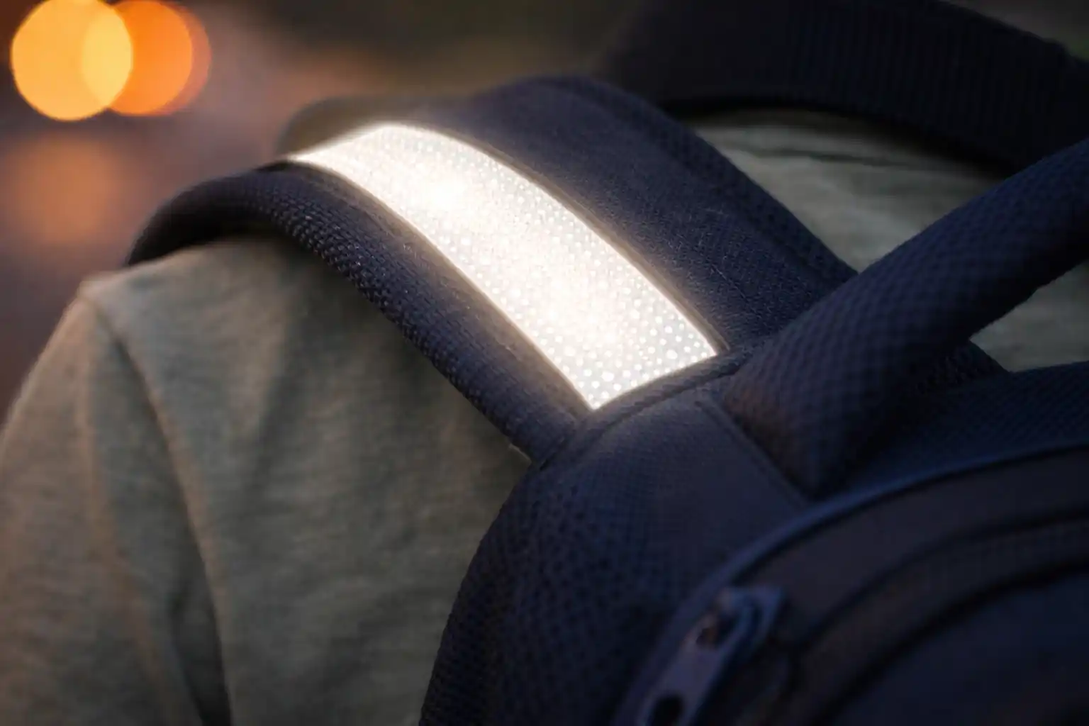 Поглед изблиза на рефлектујућу траку на нараменици школске торбе која побољшава видљивост у условима слабог осветљења