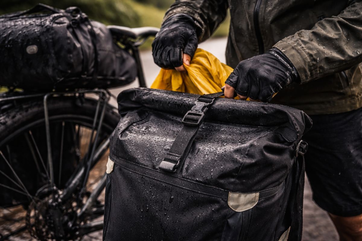 Euripean txirrindularidun poltsa baten lehen planoa, ur-bilak, bebelaren itxiera eta josturak eraikitzeko xehetasunak erakusten ditu.