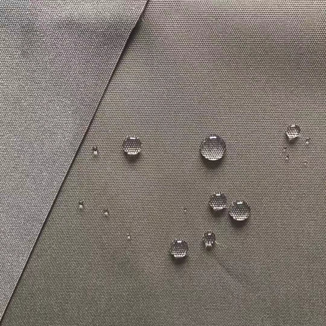 Tes rasak rasak Hikingproof ing ngisor kahanan udan abot kanggo nuduhake kinerja resistansi banyu nyata.